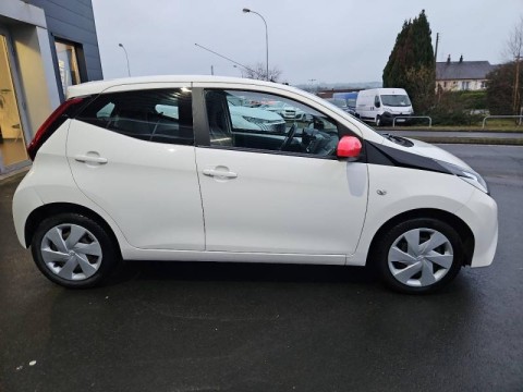 TOYOTA Aygo 1.0 VVT-i 72ch x-play x-app 5p MC18